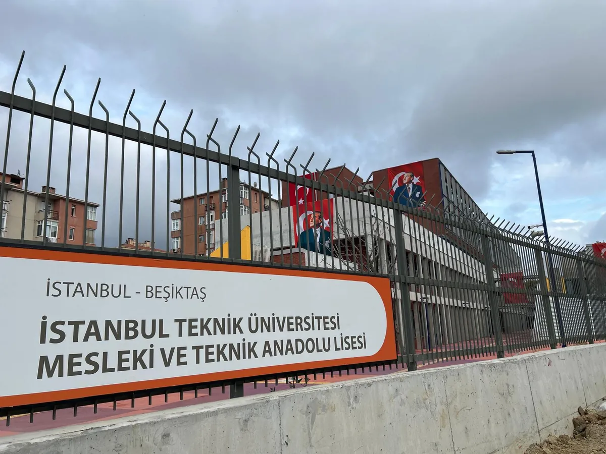 Okulun bahçe tabelası: İstanbul Beşiktaş, İstanbul Teknik Üniversitesi Mesleki ve Teknik Anadolu Lisesi